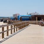 Conheça o restaurante do Algarve que fica à beira-mar e tem toda a carta a metade do preço