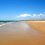 Conheça a praia do Algarve onde ainda pode comer bolas de Berlim