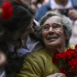 Faleceu Celeste Caeiro, a mulher dos cravos do 25 de Abril