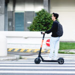 Capacete obrigatório nas trotinetes e bicicletas elétricas? Projeto prevê multas até 150 euros para quem não cumprir