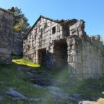 Esta aldeia medieval abandonada é famosa pela sua história misteriosa e paisagem natural