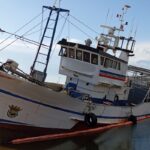 Embarcação encalha na rampa da Doca de Pesca do Arade