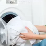 Aprenda como pode branquear a roupa sem deixar rasto de manchas