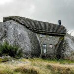 Fica em Portugal uma das casas mais estranhas do mundo, com forma peculiar e rodeada pela natureza