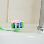 Conheça o sítio no WC onde nunca deve guardar a escova de dentes