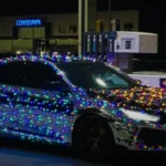 Será que pode decorar o carro com luzes de Natal? Saiba o que diz a lei