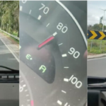 Homem é filmado a andar a mais de 80km/h numa trotinete elétrica no Algarve [vídeo]