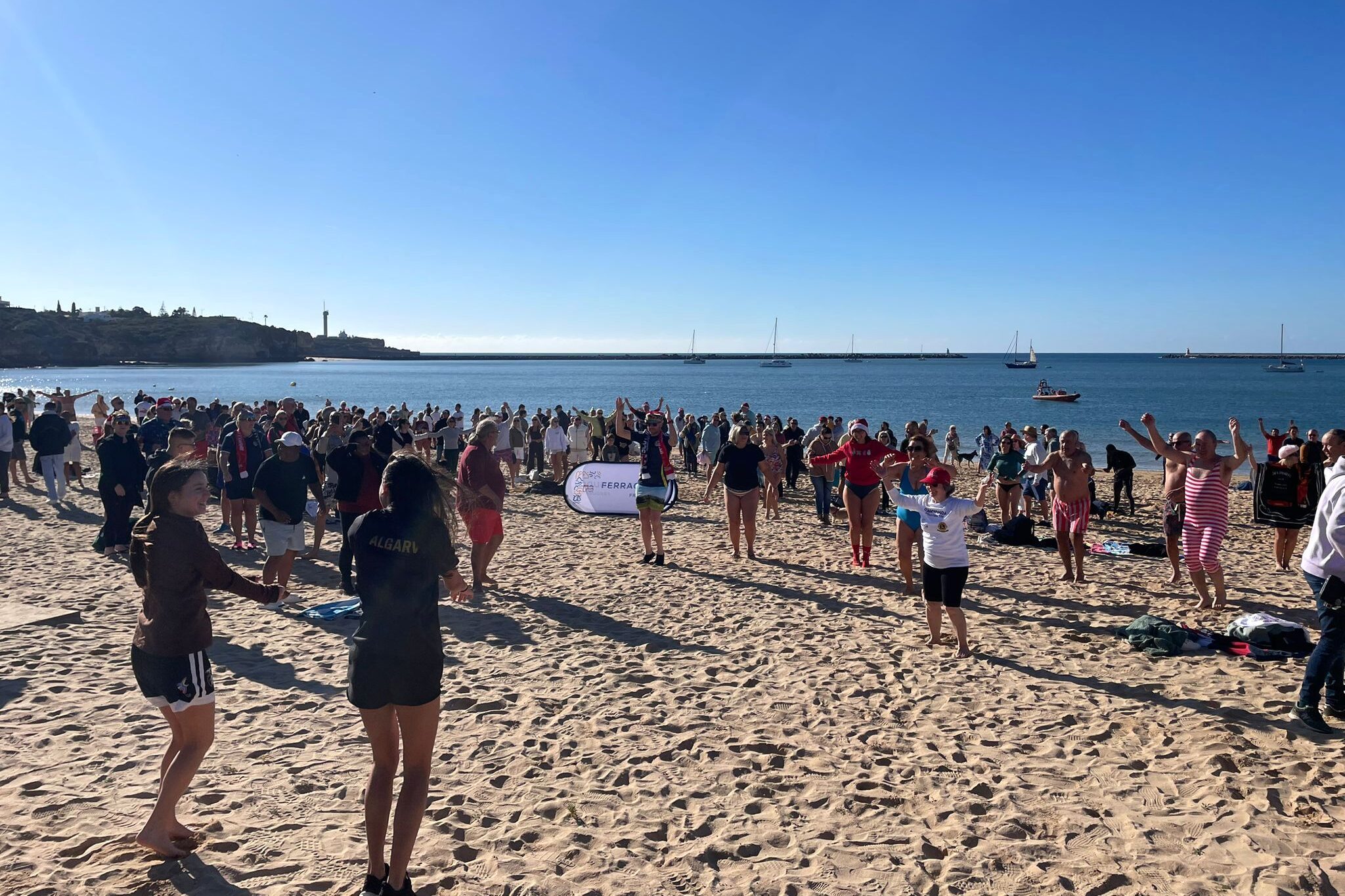 17.º Banho De Mar Reúne Centenas Na Praia Grande Em Ferragudo No 