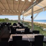 Este é um dos melhores restaurantes do Algarve, fica em cima de uma arriba e tem vista para o Atlântico