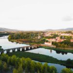 Nesta vila pré-histórica portuguesa pode contemplar uma ponte icónica e gastronomia de excelência