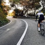 É permitido “pisar” o traço contínuo para ultrapassar ciclistas? Saiba o que diz a lei