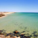 Esta praia fica no Algarve e é comparada às praias das Caraíbas