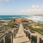 Esta praia do Algarve é um destino de eleição para o surf e destaca-se pelas falésias imponentes