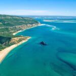 Esta praia de água cristalina fica a 2h do Algarve e é famosa pelos seus golfinhos