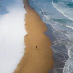 Conheça a praia onde a neve, areia e mar se encontram num fenónemo único da natureza