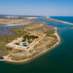 Este hotel fica em plena Ria Formosa e há 50 anos era a última armação tradicional de pesca do atum no Algarve