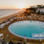Restaurante no Algarve que o pasteleiro Marco Costa visitou com a família tem piscina e menus diferentes para o dia e para a noite