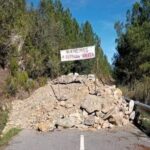 O “Entulho de Berlim”: perto da aldeia que viu nascer Tony Carreira um muro corta a estrada há 4 anos