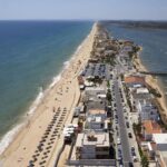 Esta é a única ilha no Algarve onde entram carros e no verão é sempre ‘hora de ponta’