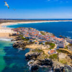 Conheça a ilha portuguesa que através do oceano se uniu ao continente e ‘criou’ um cenário natural único