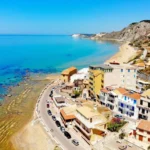 Conheça a cidade italiana que tem semelhanças com o Algarve e onde pode fazer férias por 1€