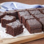 Desejo repentino por algo doce? Este bolo de chocolate faz-se em 5 minutos no microondas e nem precisa de ovos