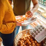 Como escolher os melhores ovos no supermercado: os detalhes que fazem toda a diferença