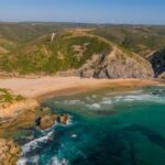 Esta praia é um dos últimos ‘segredos escondidos’ do Algarve e difícil é ver mais de meia dúzia de pessoas