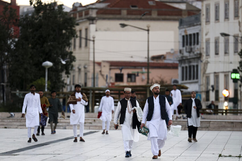 Muçulmanos celebram o fim do Ramadão na Praça do Martim Moniz em Lisboa. Crédito: Lusa