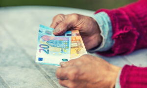 Homem com dinheiro na mão.