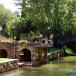 Chaminés rendilhadas e fontes naturais: esta aldeia ‘escondida’ no Algarve “deve ser descoberta a pé”
