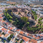 Estes são os castelos que estão na bandeira de Portugal e teoria diz que todos ficam no Algarve