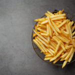 Conselho de chef: saiba como fazer batatas fritas crocantes por fora e macias por dentro em casa