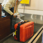 TAP avisa passageiros: se lhe mandarem colocar a mala de mão no porão faça logo isto