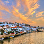 Descubra a vila de pescadores no Algarve que tem casas “amontoadas” e um castelo a separar duas praias