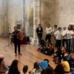 Rui Costa cria orquestra com caixotes do lixo e vassouras