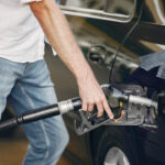 Carros a combustão podem continuar? Marcas testam gasolina 100% renovável sem mexer no motor