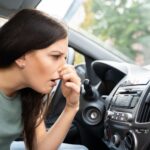 Calor a chegar e o ar condicionado do seu carro cheira ‘mal’? Descubra como resolver este problema de forma simples
