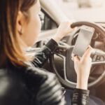 Telemóvel aquece demasiado no carro? Estes cuidados ajudam a evitar problemas no verão