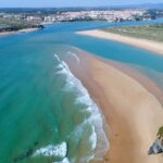 Nesta praia no sul de Portugal pode escolher mergulhar no mar ou no rio e até os cães são bem-vindos