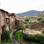 Conheça a aldeia espanhola que fica perto da fronteira com Portugal e tem cascatas junto às casas