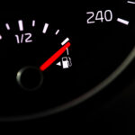Quase ninguém repara nesta pequena seta no carro: está mesmo à sua frente e tem uma função muito útil