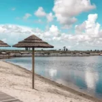 Esta praia portuguesa que não fica a sul tem água a 25 ºC e um spa salínico terapêutico
