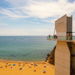 Algarve tem uma cidade costeira onde pode alugar um T1 por menos de 800€ e com restaurantes que servem refeições por 12€