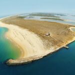 Esta praia ‘deserta’ algarvia de águas cristalinas tem a água mais quente de Portugal e ali só se chega de barco