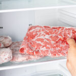 Nem micro-ondas nem horas à espera: conheça o truque dos tachos para descongelar carne em minutos
