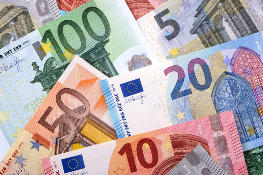 Notas de Euro. Crédito. Freepik