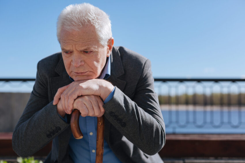 Idoso pensativo. Crédito: Freepik