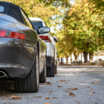 Tem um carro parado na sua rua há semanas? Pode ser considerado estacionamento abusivo e há um prazo legal que dá multa