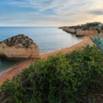 Esta praia escondida entre falésias no Algarve já foi considerada uma das melhores da Europa